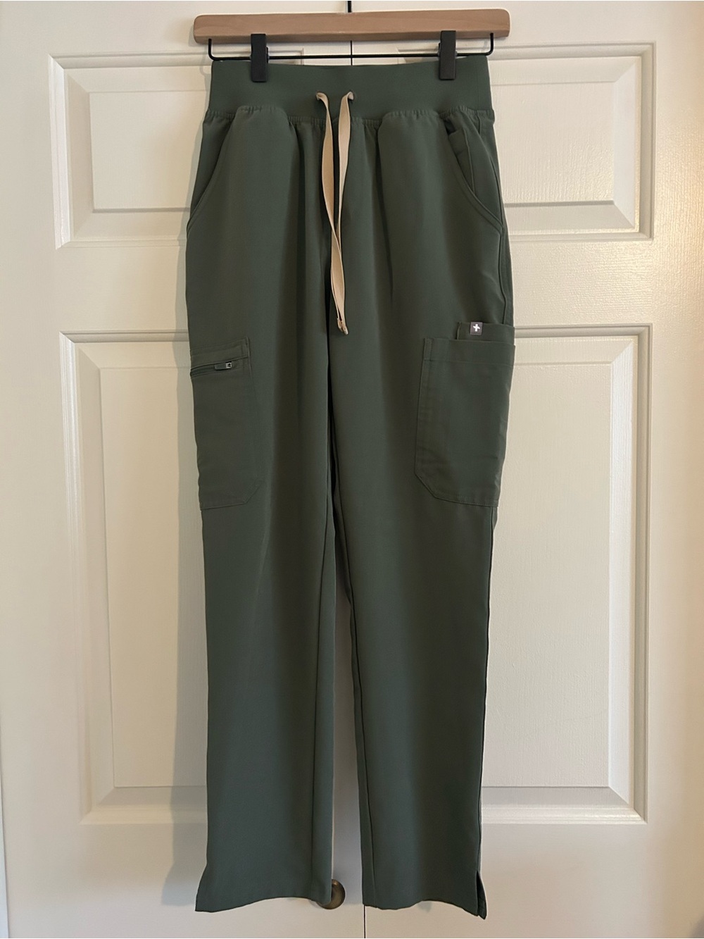 Figs Women’s Yola High-Rise Slim Scrub Pant Moss Green w Gold Drawstring, XSP